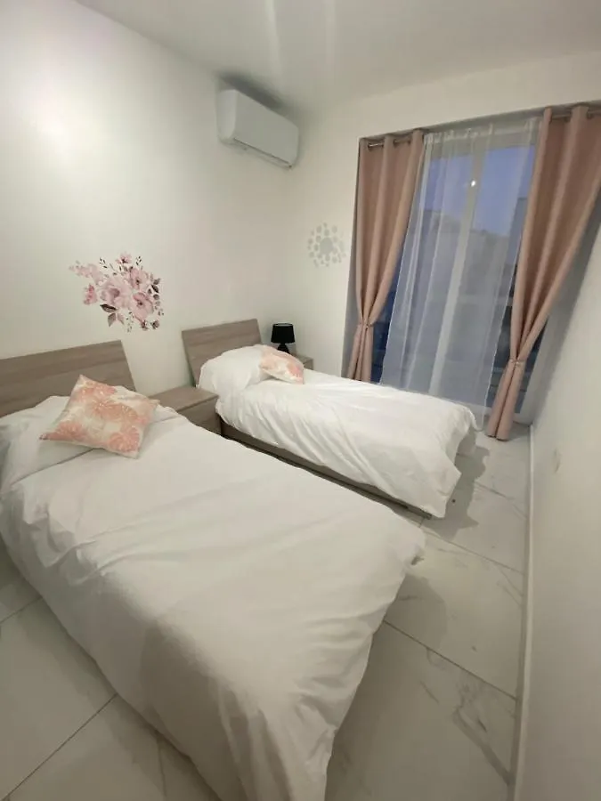 Central, Bright & Modern Apartment Msida